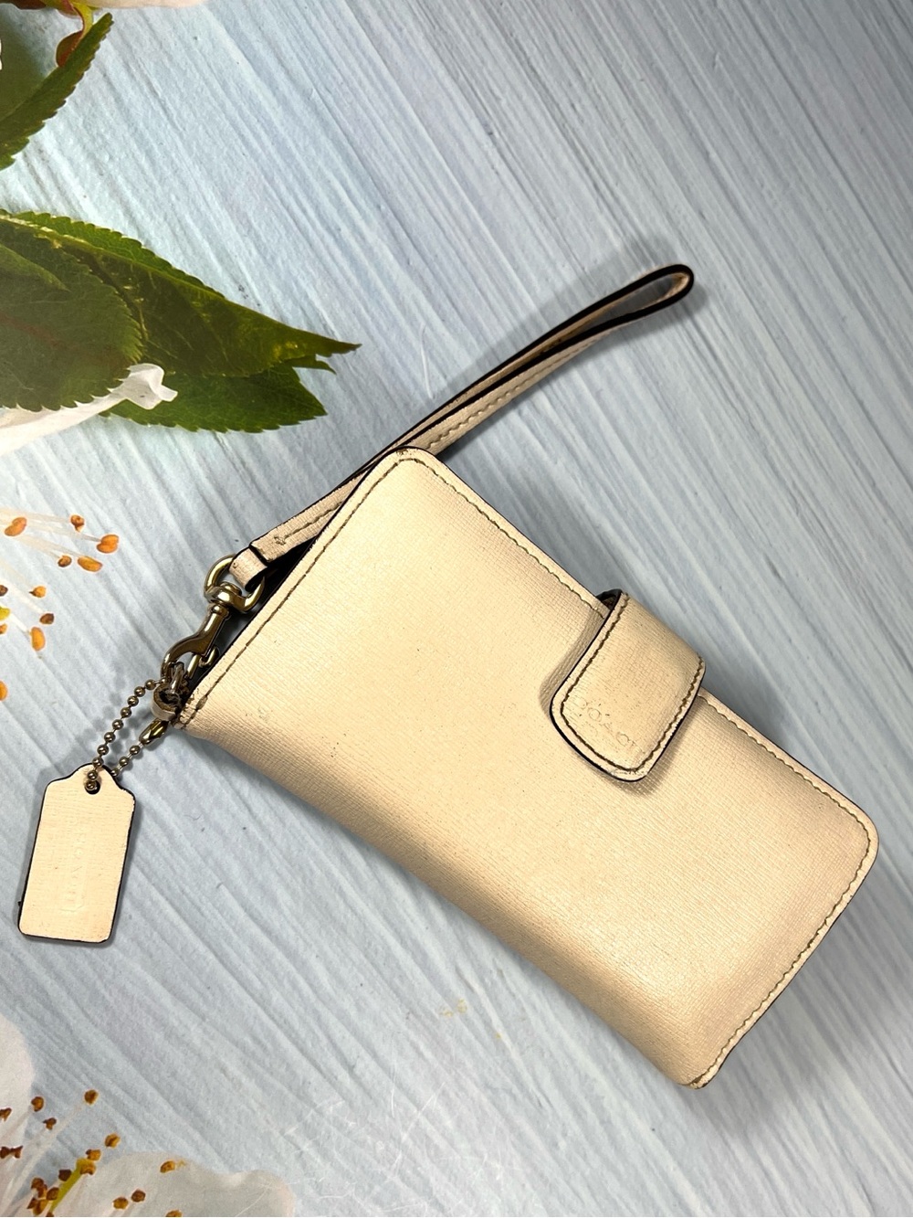 🌺 COACH CREAM LEATHER WRISTLET PHONE WALLET